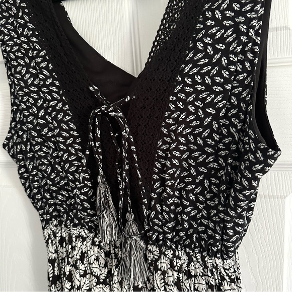 Size 1X Solitaire Black and White Floral Mini Dress Beach Cover Up - Picture 3 of 4